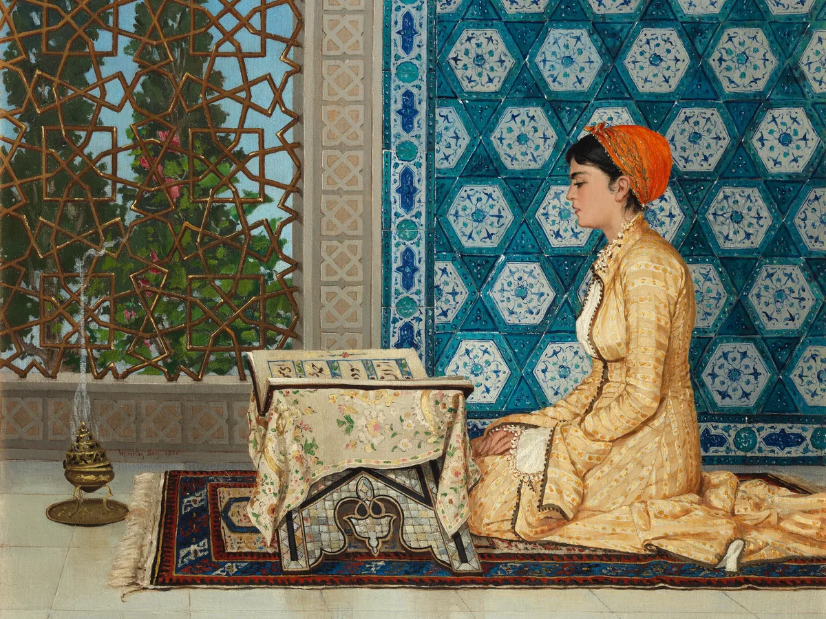 Osman Hamdi Bey'in Okuyan Genç Kadın'ı: yastıklara uzanmış, elindeki kitaba dalmış genç bir kadın