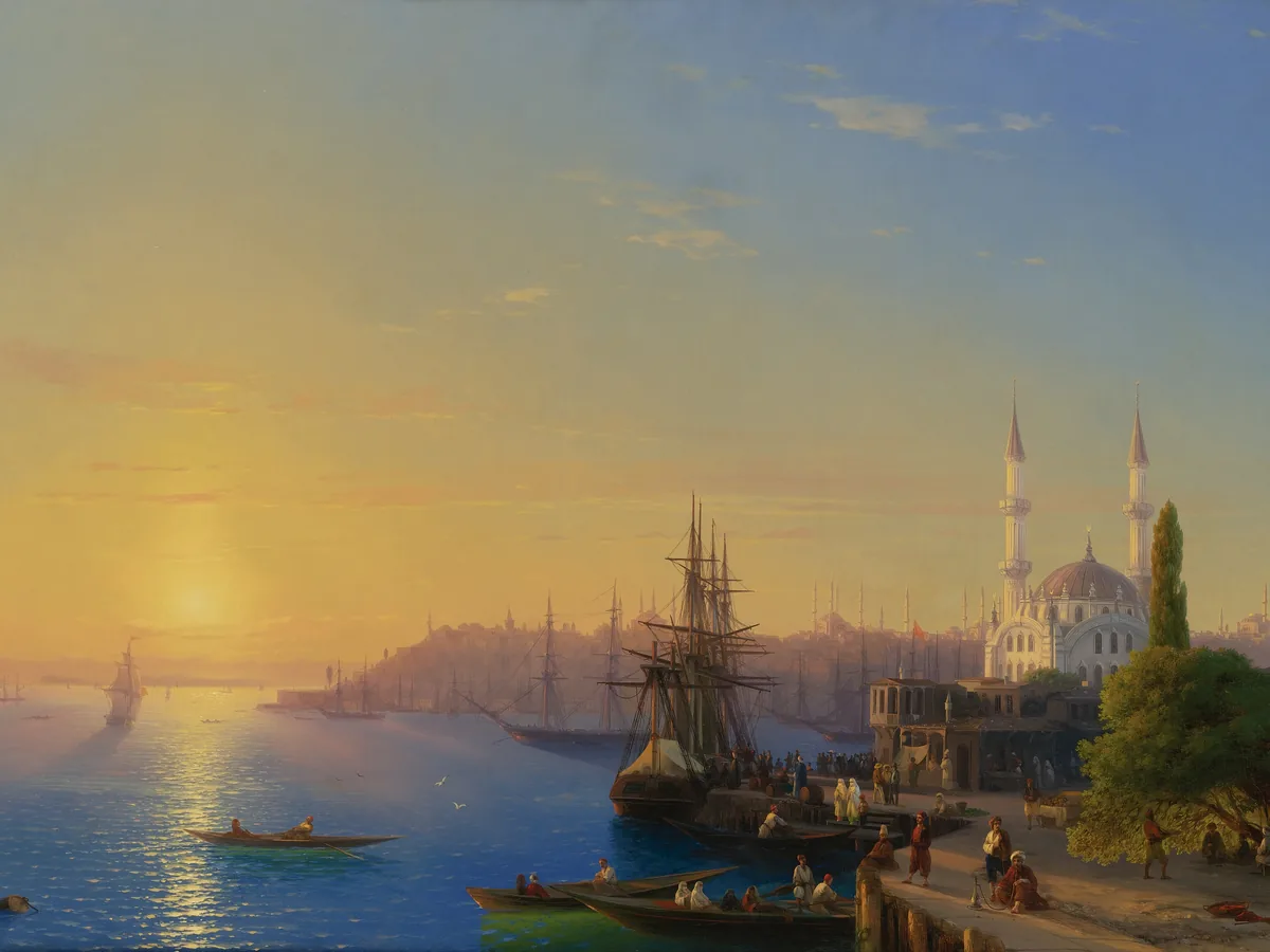 Ivan Ayvazovski'nin İstanbul ve Boğaz manzarası: altın ışıkta minareler, yelkenliler ve sakin bir deniz
